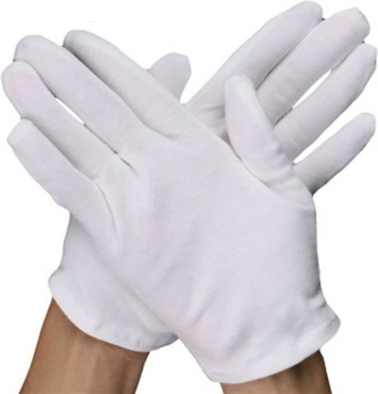 Twee handen in witte handschoenen, gekruist over elkaar.
