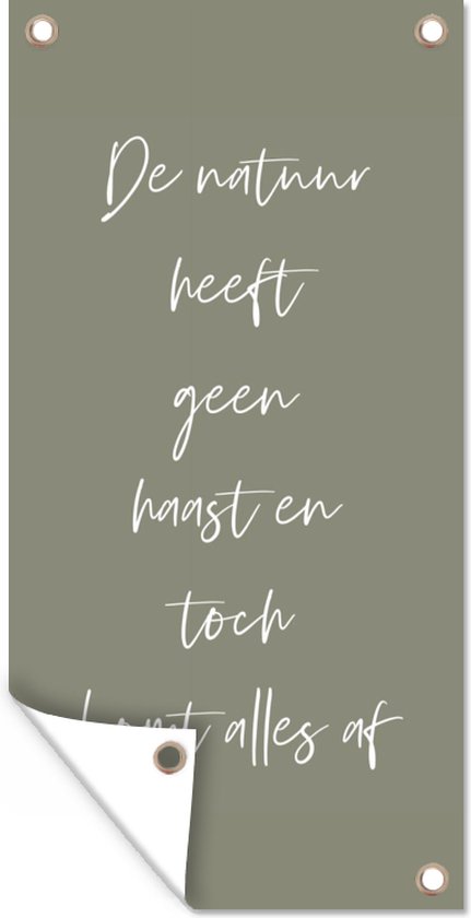 Tuinschilderij - Tuin - Natuur - Quotes - De natuur heeft geen haast en toch komt alles af - Tekst - 80x160 cm - Tuinposter - Schuttingdoek - Tuindoek - Buitenposter