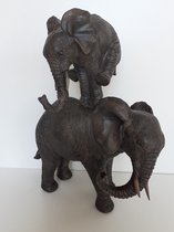 Olifanten beeld grote olifant met kind die haasje over speelt van Slijkhuis Polyresin 36x30x18 cm