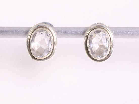 Fines puces d'oreilles ovales en argent avec cristal de roche