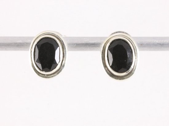 Fijne ovale zilveren oorstekers met onyx