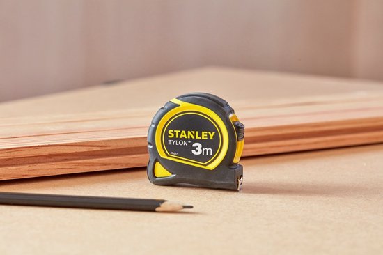 Stanley Tylon 3m rolbandmaat met potlood op houten achtergrond.