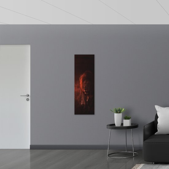 WallClassics - Poster (Matte) - Lion dans la nuit - 40x120 cm Photo sur Papier Poster d'aspect Mat