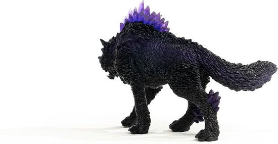 Zwarte wolf met paarse kristallen op rug en staart, rode ogen en open bek.