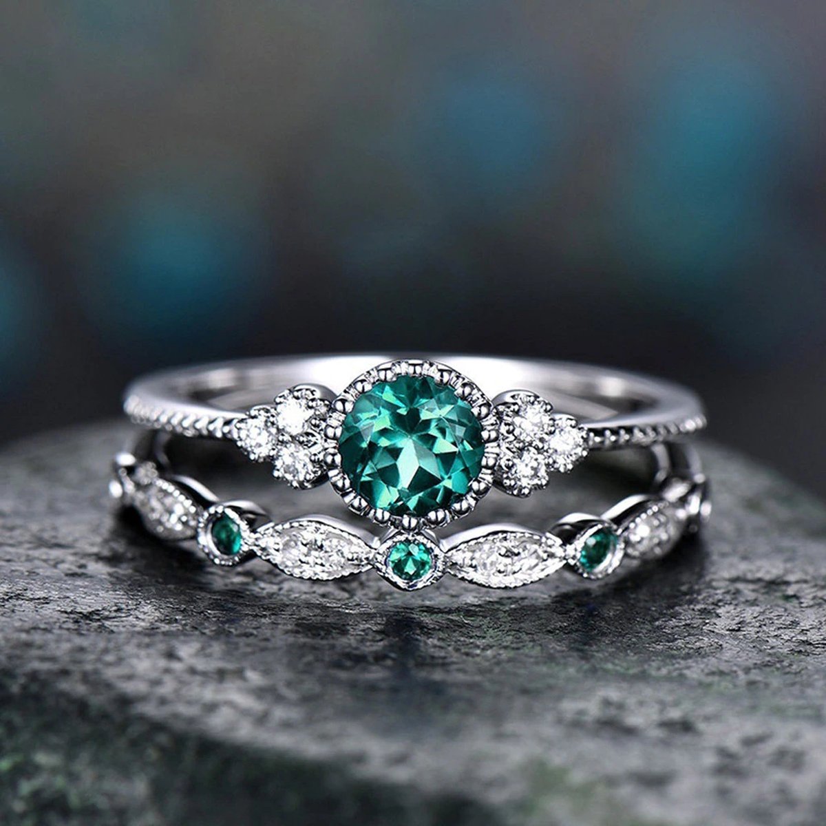 2 trendy ringen | Zilverkleurig | Groene stenen | Vrouwen | Maat 54