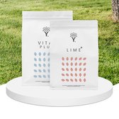 Twee witte verpakkingen, Vital Plus met blauwe stippen en Lime+ met roze stippen, op een podium.