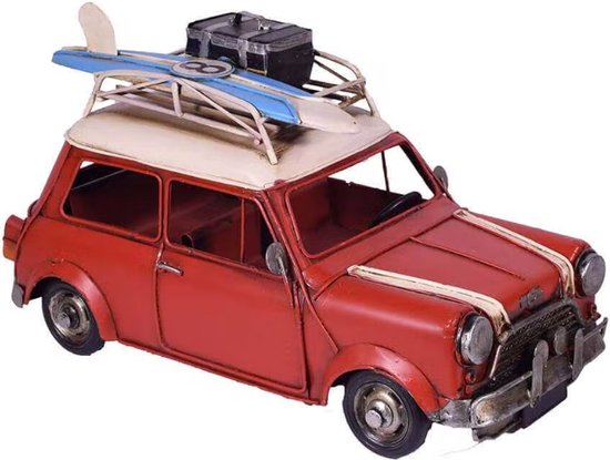 Maddeco - rode mini met imperiaal en surfplank - blikken woondecoratie - blik - auto - 28.5 cm lang - hand gemaakt