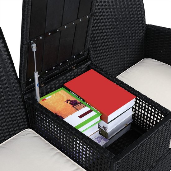 Gedetailleerde weergave van de opbergruimte van de zwarte polyrattan bank, met boeken erin.