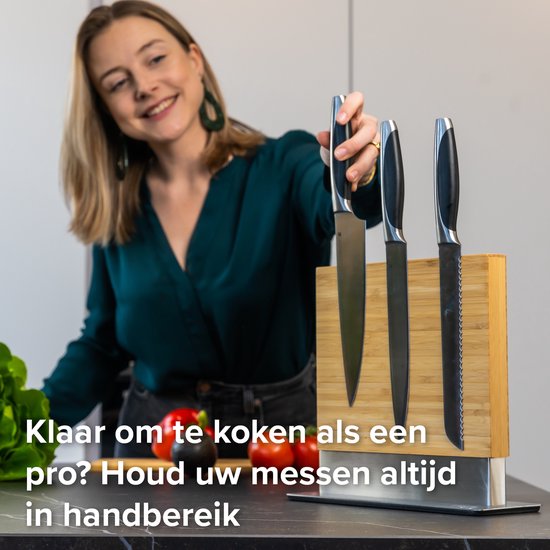 Een vrouw plaatst een mes in een bamboe messenhouder met metalen voet. "Klaar om te koken als een pro? Houd uw messen altijd in handbereik."