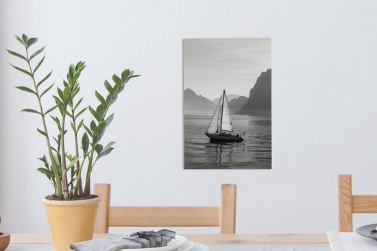 Tableau sur toile Voilier sur les eaux calmes du lac des Quatre-Cantons en Suisse - noir et blanc - 20x30 cm - Décoration murale