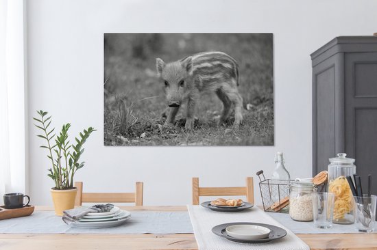 Canvas Schilderij Wild zwijn kalf in het gras - zwart wit - 120x80 cm - Wanddecoratie