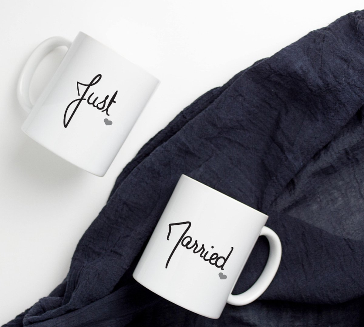 Set van 2x Mokken "Just Married" Wit - Mokken met Tekst - Set - Huwelijkscadeau - Bruiloft Cadeau - Verjaardag Cadeau - Koffiemok - Huwelijks cadeautje origineel