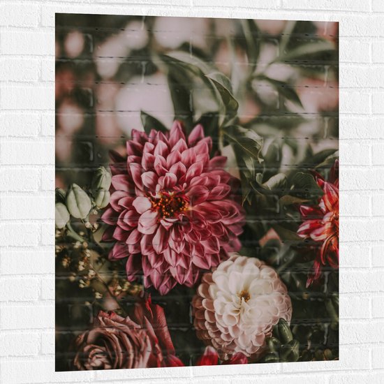 WallClassics - Muursticker - Close-Up van Rood/Roze en Witte Bloemen - 75x100 cm Foto op Muursticker