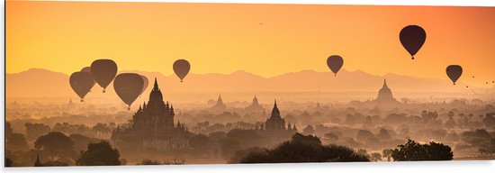 WallClassics - Dibond - Luchtballonnen boven Tempels met Zonsondergang - 120x40 cm Foto op Aluminium (Wanddecoratie van metaal)