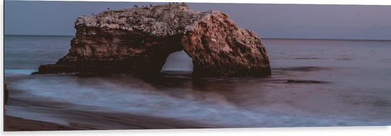 WallClassics - Dibond - Boog van Natuursteen in de Zee - 120x40 cm Foto op Aluminium (Met Ophangsysteem)