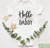 Happy Goodz Baby Romper Hello Daddy hartje, Baby geboren in 2023/2024, Zwangerschapsaankondiging / bekendmaking, Zwanger, 100% katoen, kraam cadeau, rompertje met tekst, aanstaande mama en papa| maat 50