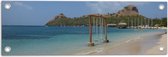 WallClassics - Tuinposter – Schommels op een Tropisch Strand - 60x20 cm Foto op Tuinposter  (wanddecoratie voor buiten en binnen)