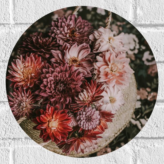 WallClassics - Muursticker Cirkel - Compositie van Rood/Roze Bloemen in Mand - 30x30 cm Foto op Muursticker