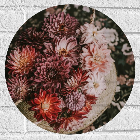 WallClassics - Muursticker Cirkel - Compositie van Rood/Roze Bloemen in Mand - 40x40 cm Foto op Muursticker
