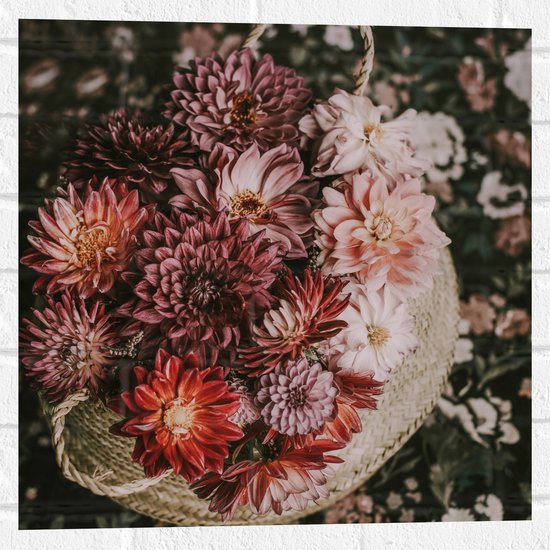 WallClassics - Muursticker - Compositie van Rood/Roze Bloemen in Mand - 50x50 cm Foto op Muursticker