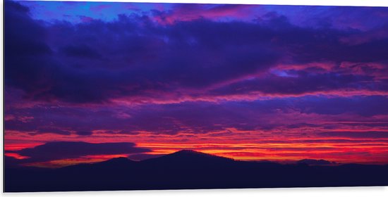 WallClassics - Dibond - Geleurde Zonsondergang achter Heuvel - 100x50 cm Foto op Aluminium (Wanddecoratie van metaal)