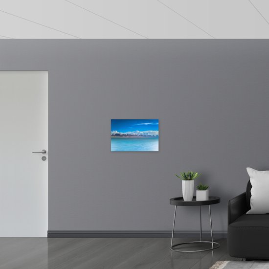 WallClassics - Bois - Montagnes avec nuages ​​sur l' Water - 60x40 cm - Épaisseur 12 mm - Photo sur bois (avec système de suspension)