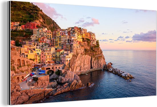 Wanddecoratie Metaal - Aluminium Schilderij Industrieel - Een oranje gekleurd Cinque Terre door de laagstaande zon in Italië - 40x20 cm - Dibond - Foto op aluminium - Industriële muurdecoratie - Voor de woonkamer/slaapkamer