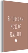Wanddecoratie Metaal - Aluminium Schilderij Industrieel - Engelse quote "Be your own kind of beautiful" met een hartje op een bruine achtergrond - 20x30 cm - Dibond - Foto op aluminium - Industriële muurdecoratie - Voor de woonkamer/slaapkamer