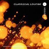 Abstracte afbeelding met bokeh-effect van warme, oranje lichtbollen en dunne, donkere stengels. Tekst 'Classical Lounge Voices'.