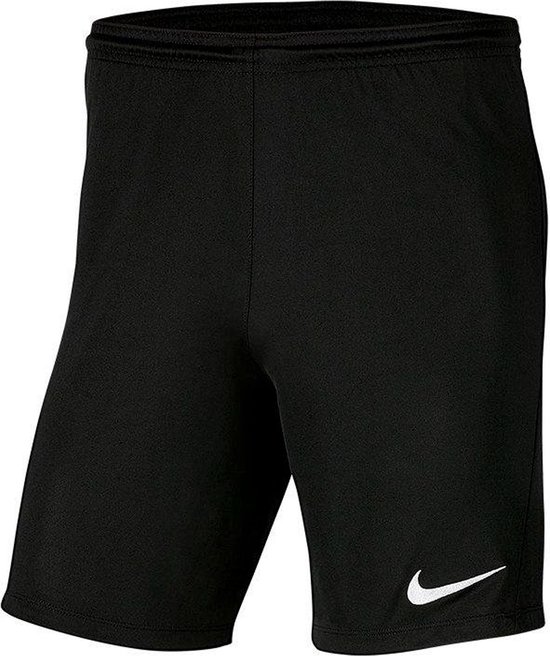 Zwarte Nike voetbalbroek met witte swoosh op de linkerpijp.