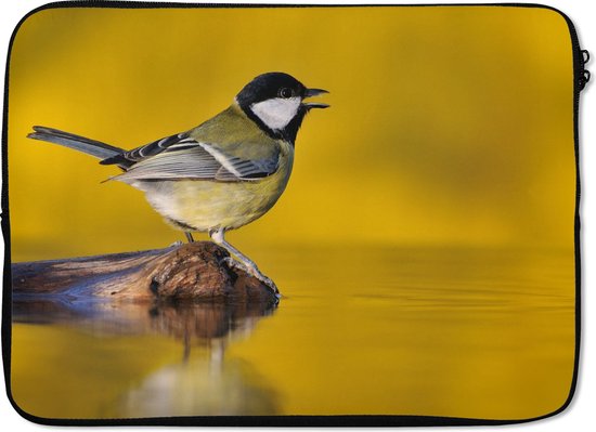 Gele laptophoes met een scherpe foto van een koolmees zittend op een tak boven water.
