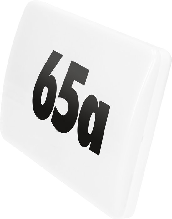 Witte, gebogen huisnummerplaat met de tekst '65a' in zwart.