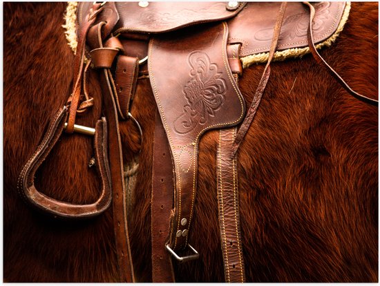 WallClassics - Poster Glossy - Photo d'une Selle sur un Cheval - 100x75 cm Photo sur Papier Poster avec Finition Brillante