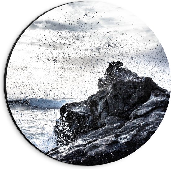 WallClassics - Dibond Muurcirkel - Water Klotsend tegen Rots in het Zwart Wit - 20x20 cm Foto op Aluminium Muurcirkel (met ophangsysteem)