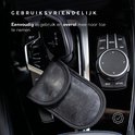 Zwarte RFID-beschermhoes in de middenconsole van een auto, met tekst 'Gebruiksvriendelijk'.