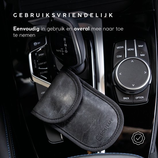 Zwarte RFID-beschermhoes in de middenconsole van een auto, met tekst 'Gebruiksvriendelijk'.