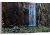 WallClassics - Hout - Waterval bij Berg met Plantjes - 105x70 cm - 12 mm dik - Foto op Hout (Met Ophangsysteem)