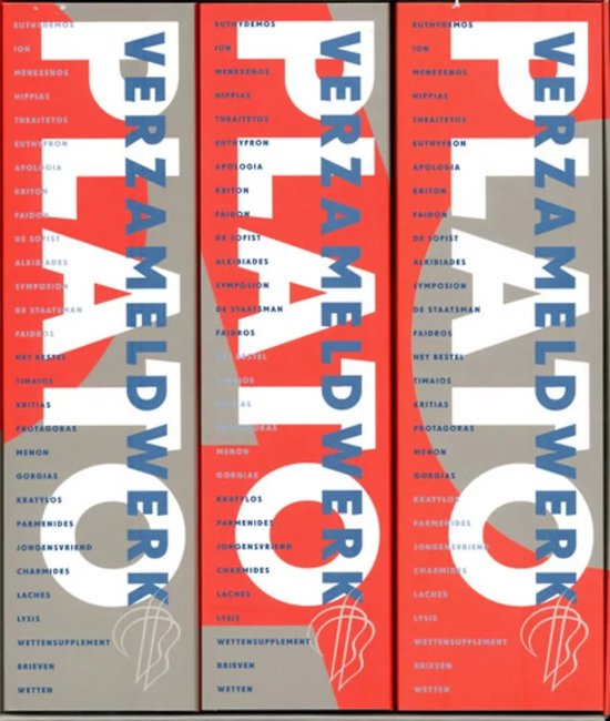 Drie boeken met de rug naar voren, elk met de titel 'PLATO VERZAMELD WERK' verticaal geschreven in blauw en rood.