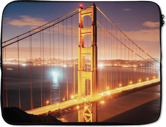 Housse pour ordinateur portable avec le Golden Gate Bridge illuminé la nuit.