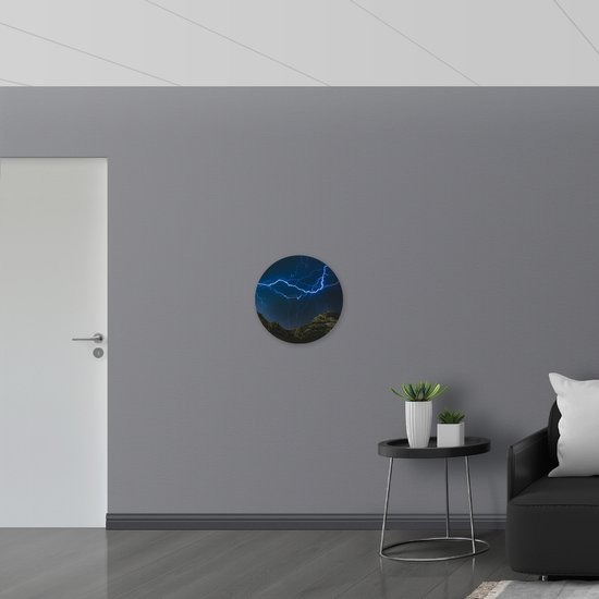 WallClassics - Muursticker Cirkel - Bliksem en Onweer in de Bergen - 50x50 cm Foto op Muursticker