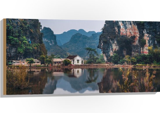 WallClassics - Hout - Huisje bij Water en Bergen - Vietnam - 100x50 cm - 12 mm dik - Foto op Hout (Met Ophangsysteem)