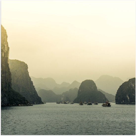 WallClassics - Poster Glanzend – Ha Long Bay - Vietnam - 50x50 cm Foto op Posterpapier met Glanzende Afwerking