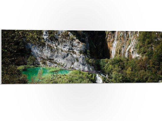 WallClassics - Panneau en mousse PVC - Lacs de Plitvice près de Montagnes - Croatie - Photo 90x30 cm sur panneau en mousse PVC (avec système de suspension)