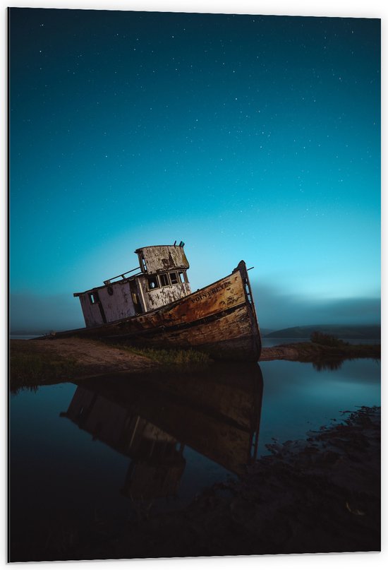 WallClassics - Dibond - Gestrand Schip in de Nacht - 60x90 cm Foto op Aluminium (Met Ophangsysteem)