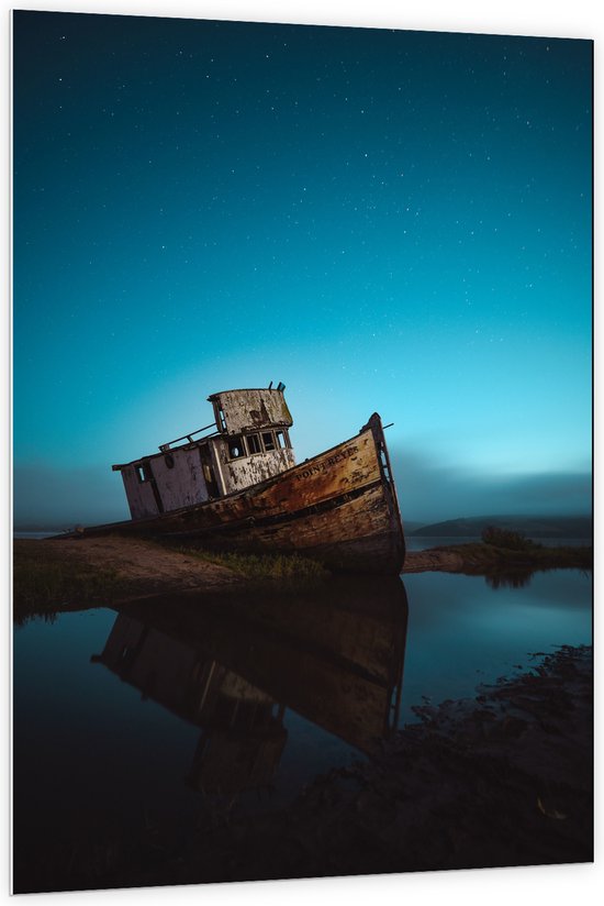 WallClassics - PVC Schuimplaat- Gestrand Schip in de Nacht - 100x150 cm Foto op PVC Schuimplaat