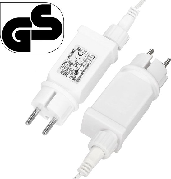 Twee witte elektrische transformatoren voor kerstverlichting met stekker en schroefconnector, label met IP44.