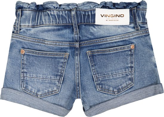 Achterkant blauwe denim shorts met opgerolde broekspijpen, ceintuur met ruches en zakken.
