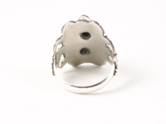 Bewerkte zilveren ring met granaat - maat 18