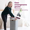 Vrouw in donkergroene blouse en grijze jeans sluit de grijze wasmand met bamboe deksel. Tekst: 'Geen onaangename geuren'.