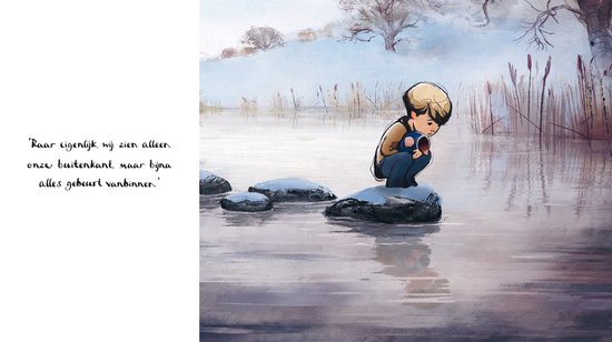 Een jongen zit op een steen in koud water, met riet en besneeuwde bomen op de achtergrond.